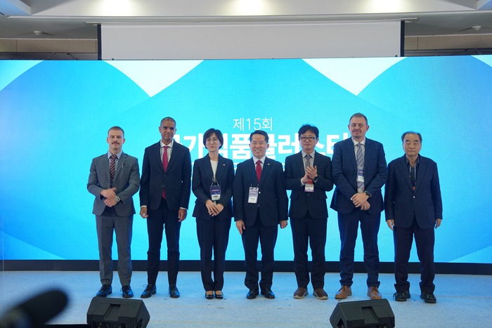 2부 행사(제15회 국가식품클러스터 국제콘퍼런스) 연사 단체사진 (사진 좌측부터 레나드 캠퍼 LK인터내셔널서비스 대표, 장 마틴 바우어 유엔세계식량계획 국장, 남경화 CJ제일제당 상무, 김덕호 식품진흥원 이사장, 주원철 농림축산식품부 국장, 후안 비에호 클러스터 푸드아이 대표, 신동화 전북대학교 명예교수) 사진|식품진흥원 