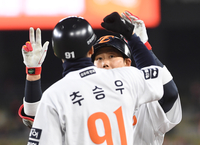 [포토]안타로 출루하는 한화 하주석