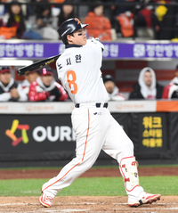 [포토]2루타 치는 한화 노시환