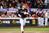 [포토]추격 홈런 바라보는 LG 박동원