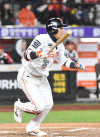 [포토]LG 치리노스 상대로 안타 뽑아내는 한화 하주석