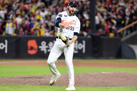 [포토]한화 와이스, 또 다시 병살 유도하며 위기 탈출