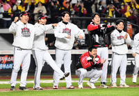 [포토]4차전 승리한 LG, 캡틴 운다!