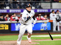 [포토]LG 치리노스를 상대로 2루타 치는 한화 노시환