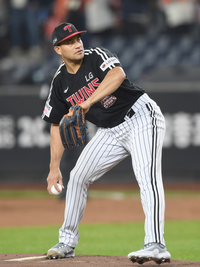 [포토] 역투하는 LG 선발 치리노스