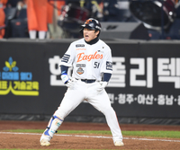 [포토] 문현빈, 7회 2점 더 달아나는 적시타