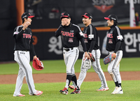 [포토]승리 후 눈물 훔치는 LG 캡틴 LG 박해민