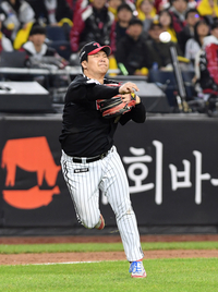 [포토]LG 문보경의 송구 실책