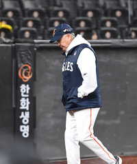 [포토]역전패에 고개 숙인 한화 김경문 감독