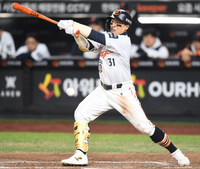 [포토] 손아섭, 7회 득점기회 만드는 내야안타