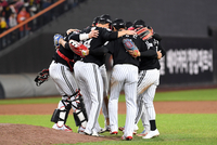 [포토]승리의 세리머니하는 LG