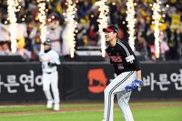 [포토]승리 지켜낸 LG 유영찬의 포효