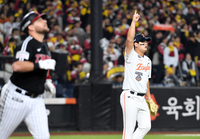 [포토]LG 오스틴을 내야 뜬공으로 잡아내며 위기 넘기는 한화 김서현