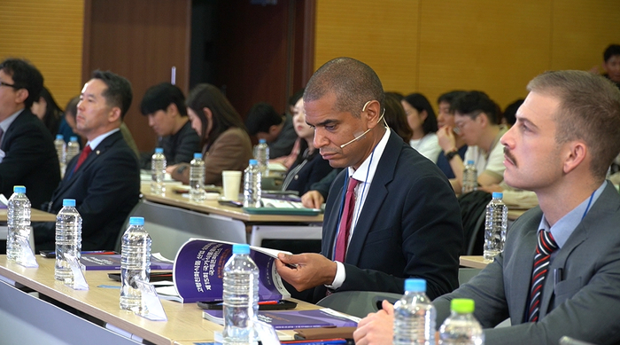 장 마틴 바우어 유엔세계식량계획 국장 강연 준비 모습(2부 순서) 사진|식품진흥원