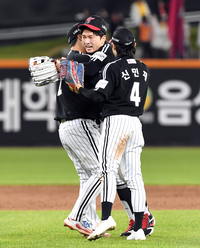 [포토]눈물 흘리는 LG 주장 박해민