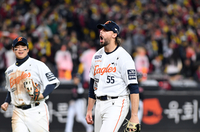 [포토]한화 와이스, 7회 위기도 더블플레이로...