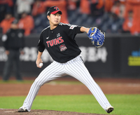 [포토] 유영찬 ‘승리를 지켜라’