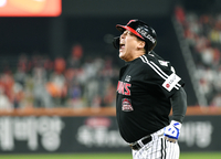 [포토]LG 김현수, 뒤집었다!