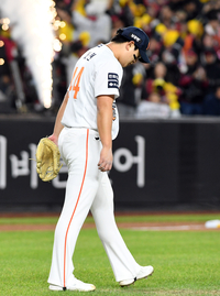 [포토]다시 고개 떨군 한화 김서현