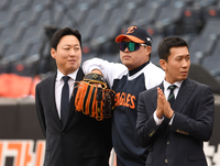 [포토]한화 류현진, 차우찬 해설위원과 다정하게!