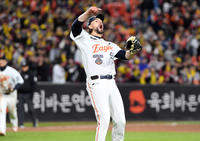 [포토]한화 와이스, 위기는 더블 플레이로