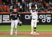 [포토]한화 손아섭, 또 득점 기회!