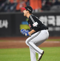 [포토] 승리 후 환호하는 유영찬