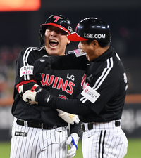 [포토]극적인 역전타에 기뻐하는 LG 김현수