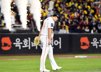 [포토]홈런 허용하고 고개 떨군 한화 김서현