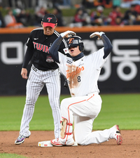 [포토]2루타 한화 노시환, 득점 기회야!