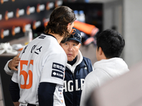 [포토]와이스의 역투에 고마움을 표시하는 한화 김경문 감독