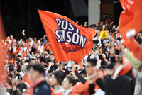 우승 내줄 위기? 한화 팬 ‘응원 열기’ 여전히 뜨겁다! 5차전도 매진→가을 누적 관중 33만명 ‘돌파’ [KS5]