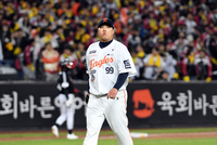 [포토]1 이닝을 무실점으로 막아낸 한화 류현진