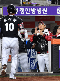 [포토]오지환의 1타점 희생타에 박수를 보내는 LG 염경엽 감독