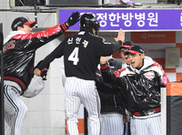 [포토]신민재의 득점에 기뻐하는 LG 염경엽 감독