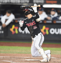 [포토] 구본혁 ‘7회 깔끔한 2루타’