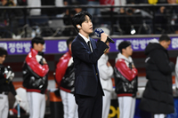 [포토]애국가 열창하는 NCT 도영