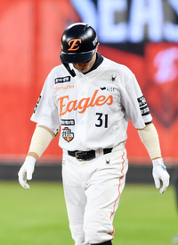 [포토]병살타에 고개 떨군 한화 손아섭