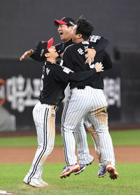 [포토]우승의 기쁨을 나누는 LG 구본혁-오지환-문보경