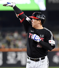 [포토]적시타로 추가 득점 올리는 LG 김현수