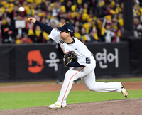 [포토]힘차게 공 뿌리는 한화 김종수