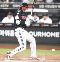 [포토] 김종수 투구에 맞는 홍창기