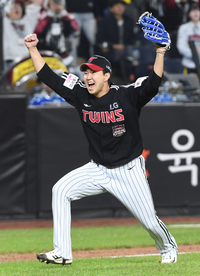 [포토]우승 확정 짓는 LG 유영찬