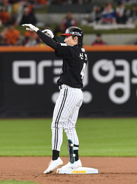 [포토]2루타로 득점 기회 만드는 LG 신민재