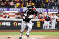 [포토]LG 김현수의 적시타