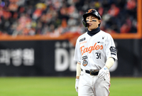 [포토]병살타에 아쉬워하는 한화 손아섭