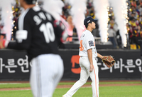 [포토]오지환에게 희생타 내주며 실점하는 정우주