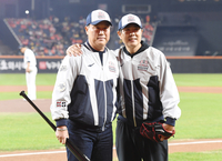 [포토]한화 레전드 장종훈-정민철, KS 5차전 시타-시구