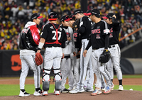 [포토]위기의 LG 야수들 불러모은 김광삼 코치