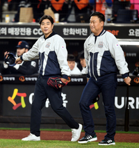 [포토] 정민철-장종훈 ‘우승 기운 전하러 왔어요’